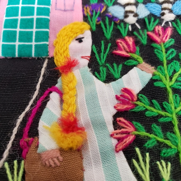 Embroidered quilted medium sized purse with amazing detail - Picture 10 of 14